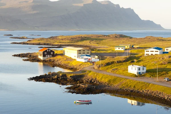 Typický islandský krajina - djupivogur vesnice — Stock fotografie