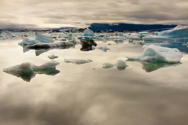 Giornata nuvolosa, lago di ghiaccio blu Jokulsarlon - Islanda — Foto Stock