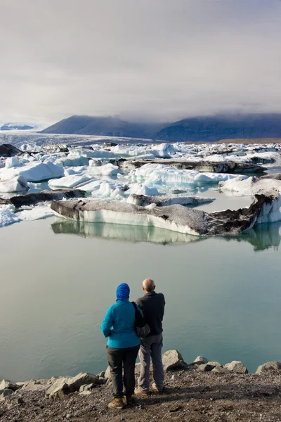 Verliefde paar. in achtergrond jokulsarlon lagune - IJsland. — Stockfoto