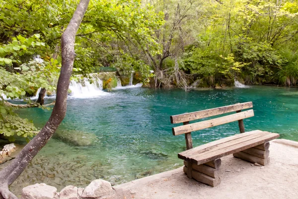 Dřevěná lavička - plitvicka jezera Chorvatsko — Stock fotografie