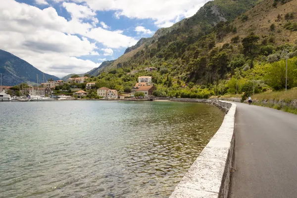 Ruta por la costa en la bahía de Kotor - Montenegro — Foto de Stock