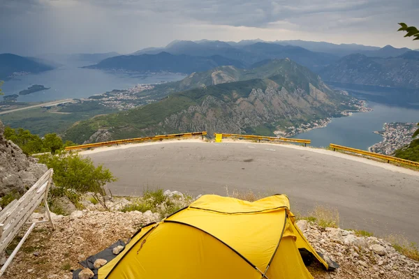 Gele tent, luchtfoto op kotor bay - montenegro — Stockfoto
