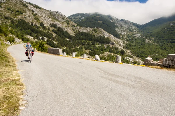 Kvinnor på cyklar - montenegro — Stockfoto