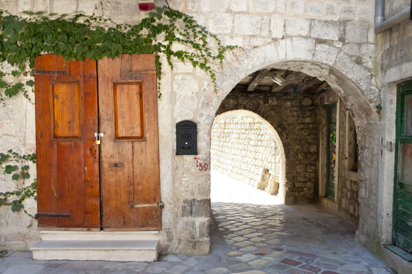 Старые ворота и деревянные двери
