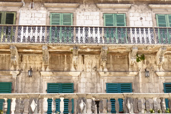 Muster Balkon und Fenster - kotor, montenegro — Stockfoto