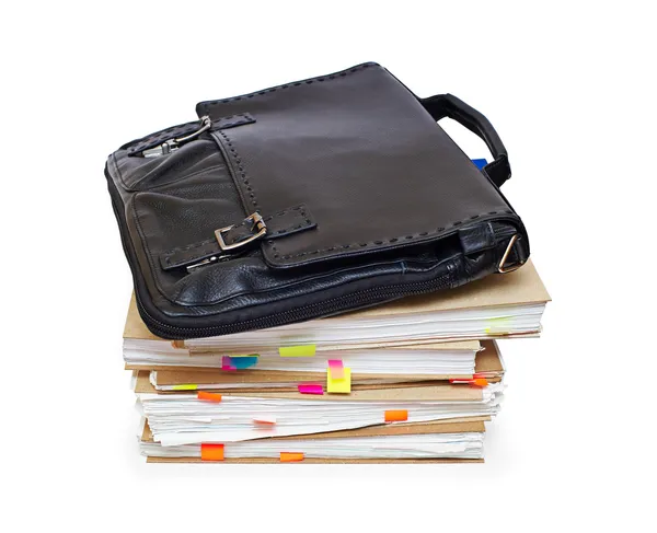 Кожаный портфель лежит на бухгалтерских книгах — стоковое фото