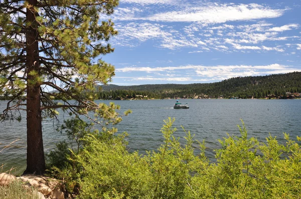 Boat on Big Bear Lake — Stock Photo, Image