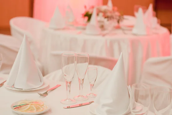 Mesa de banquete con flores — Foto de Stock