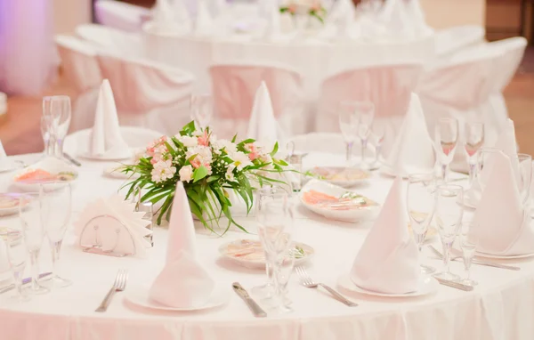 Mesa de banquete con flores Imagen De Stock