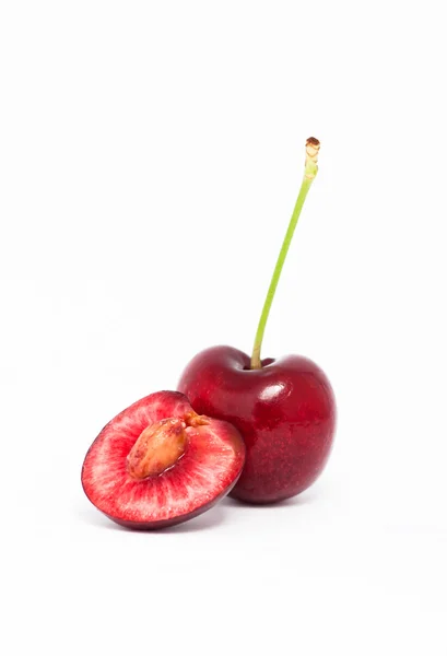 Una cereza roja y media — Foto de Stock