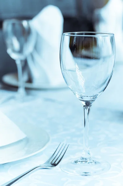 Gafas de vino en la mesa arreglada —  Fotos de Stock