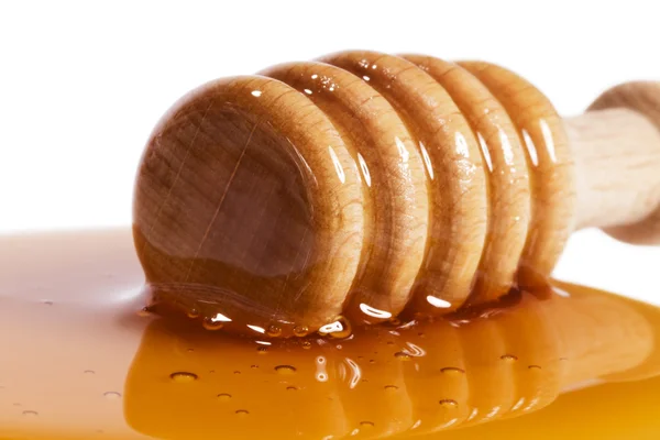Primer plano de un cazo de miel en un charco de miel —  Fotos de Stock