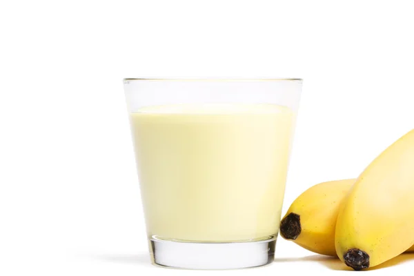 Bananen-Milchshake mit Bananen beiseite — Stockfoto