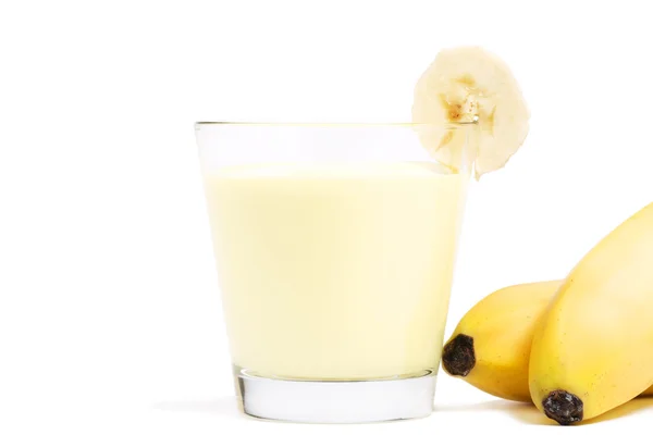 Banan milkshake med en bit av banan och bananer åt sidan — Stockfoto