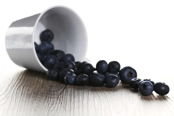 Blueberries rolando de um caiu sobre o copo — Fotografia de Stock