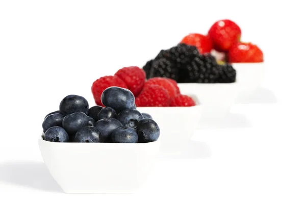 在一个碗中与其他背景中的浆果蓝莓 — 图库照片