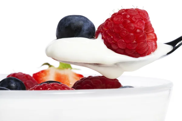 Малина и черника на ложке с йогуртом — стоковое фото
