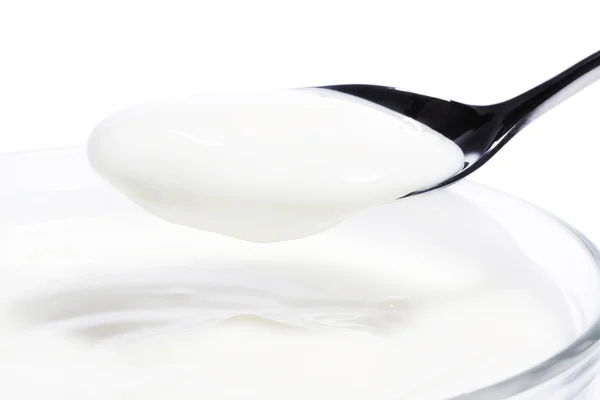 Iogurte em uma colher sobre uma sobremesa — Fotografia de Stock