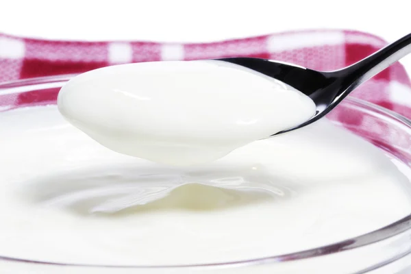 Iogurte em uma colher sobre uma sobremesa de iogurte — Fotografia de Stock