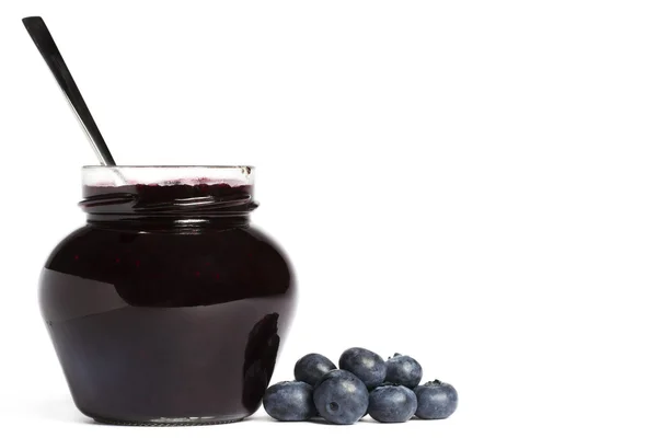 果酱罐蓝莓果酱一把勺子和蓝莓放在一边 — 图库照片