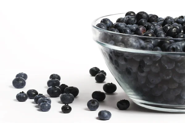 碗充满了大量的蓝莓与一些搁置 — 图库照片
