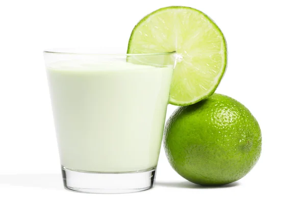Lime blad på en milkshake och kalk åt sidan — Stockfoto