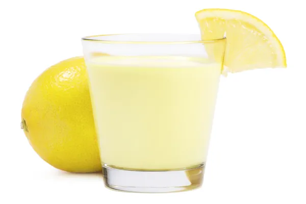 Milkshake with a piece of lemon in front of a lemon — Stock Photo, Image