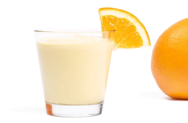 Milkshake med en bit orange — Stockfoto