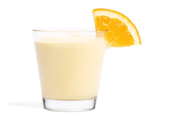 Kousek pomeranče na mléčný koktejl — Stock fotografie