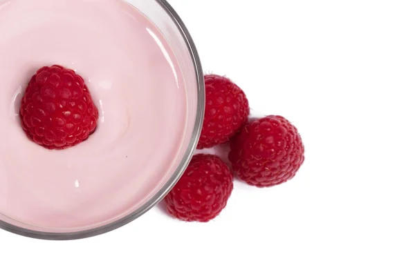 Framboesa em cima de um milkshake com rapsberries além do topo — Fotografia de Stock