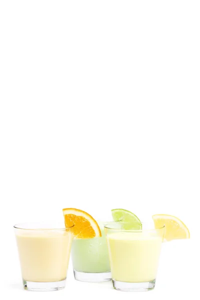 Три холодных цитрусовых молочных коктейля — стоковое фото
