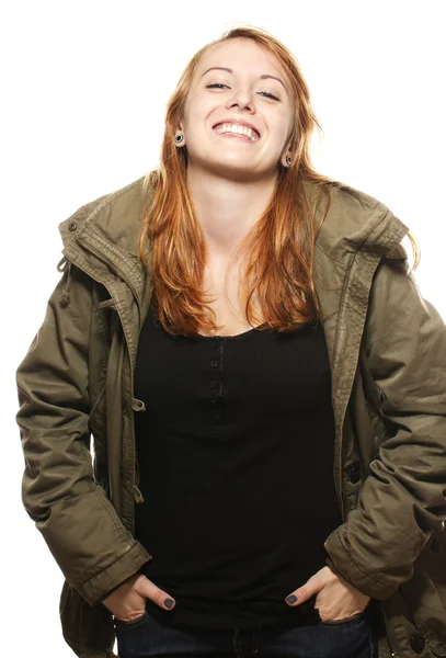 パーカーの若い赤毛の幸せな女 — ストック写真