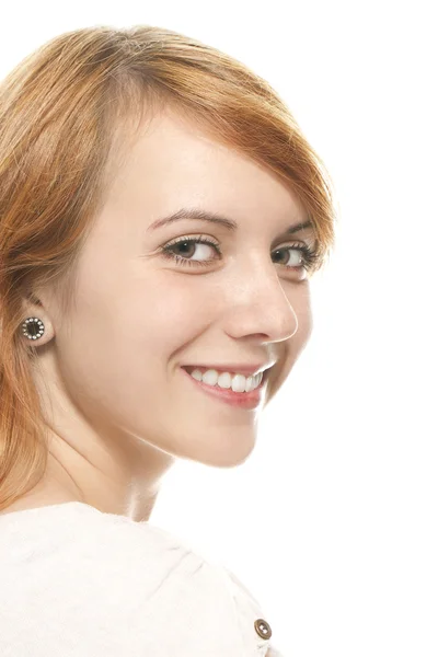 웃는 빨간 머리 젊은 여자의 초상화 — 스톡 사진