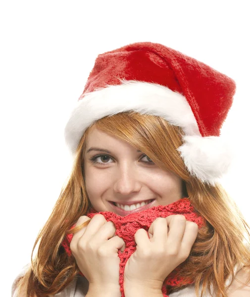 Porträt einer glücklichen jungen rothaarigen Frau mit Weihnachtsmütze — Stockfoto