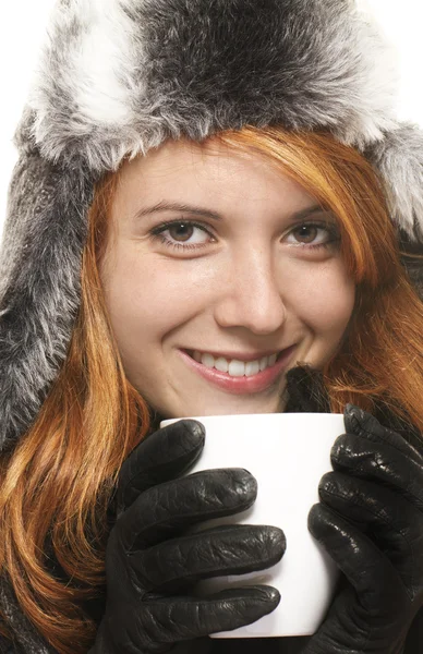 겨울 드레스 커피 컵을 들고 웃는 젊은 빨강 머리 여자 — 스톡 사진