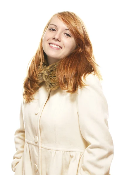 Fiatal, boldog vöröshajú nő sárgásbarna téli kabát — Stock Fotó