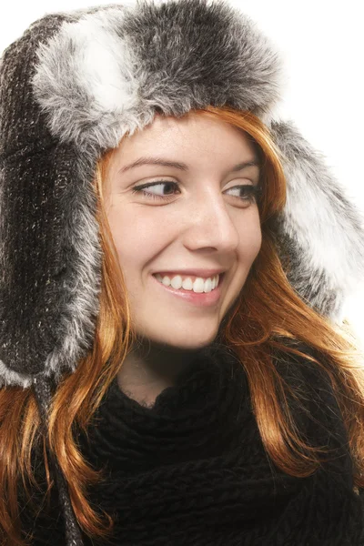 Lachende jonge redhead vrouw in winter jurk op zoek op kant — Stockfoto