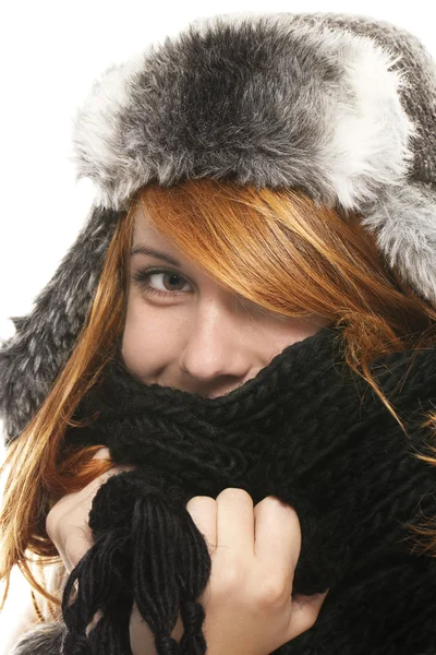 年轻的红发女子覆盖物在消声器 — 图库照片