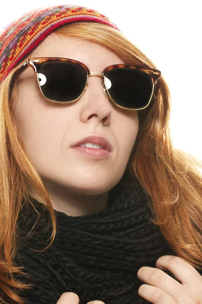 Mulher ruiva legal usando óculos de sol no vestido de inverno — Fotografia de Stock