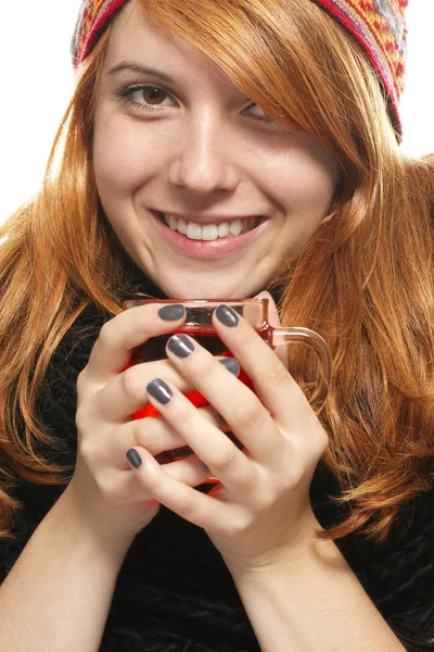 Jonge gelukkig redhead vrouw in winter jurk met thee — Stockfoto