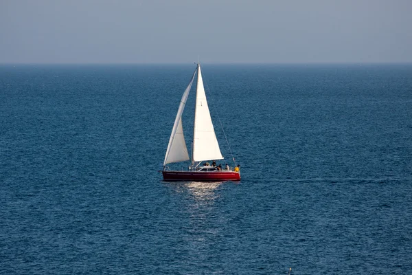 Спасательная лодка в океане — стоковое фото