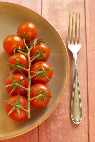 Pomidory wiśniowe na talerzu — Zdjęcie stockowe