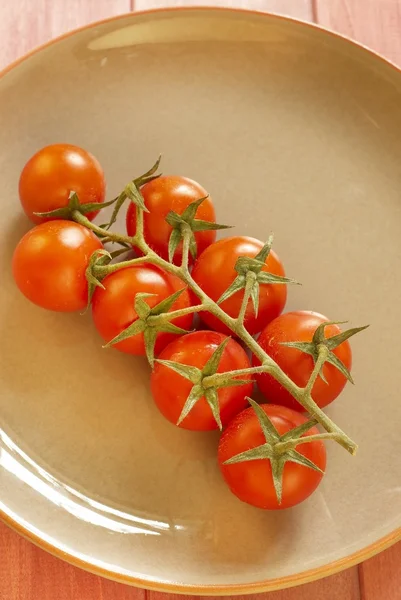 Tomates cereja na chapa — Fotografia de Stock