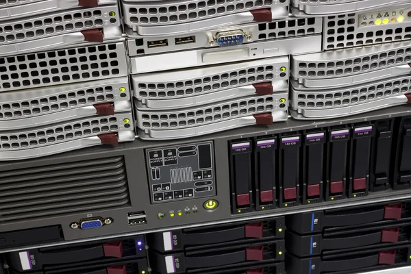 Rack de armazenamento de dados com discos rígidos — Fotografia de Stock