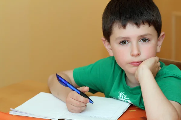 Boy doing homework — Stock Photo, Image