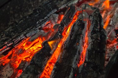 Yangından, tutuşan odunlardan ve kömürlerden arkaplan