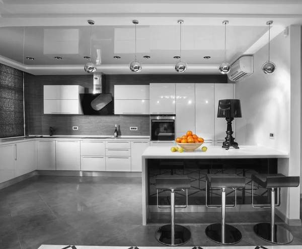호화 저택에 있는 현대식 주방 — 스톡 사진