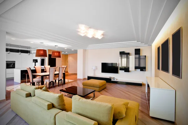 Interior moderno de una sala de estar en tonos claros con una especie de — Foto de Stock