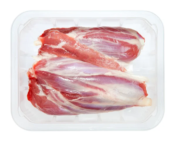 Куски сырого мяса в коробке изолированы на белом фоне — стоковое фото