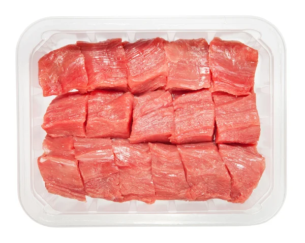 Куски сырого мяса в коробке изолированы на белом фоне — стоковое фото